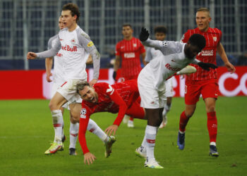 El Sevilla pincha en Salzburgo y se cae de la Champions