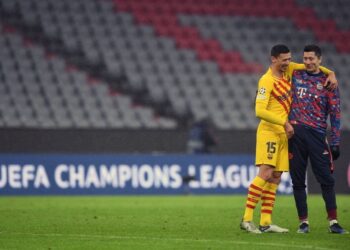 El abrazo entre risas de un jugador del Barça con un rival indigna a la afición culé tras la dramática eliminación de Champions