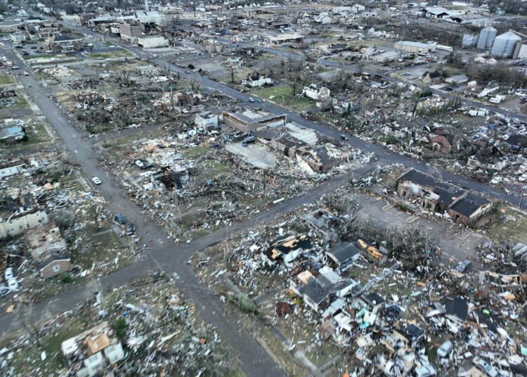 Cuadrillas de rescatistas continúan buscando a los desaparecidos tras los devastadores tornados que azotaron Estados Unidos y que han dejado al menos 80 muertos
