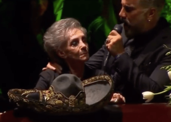 (VIDEO) Cuquita y «El Potrillo» despiden destrozados a Vicente Fernández