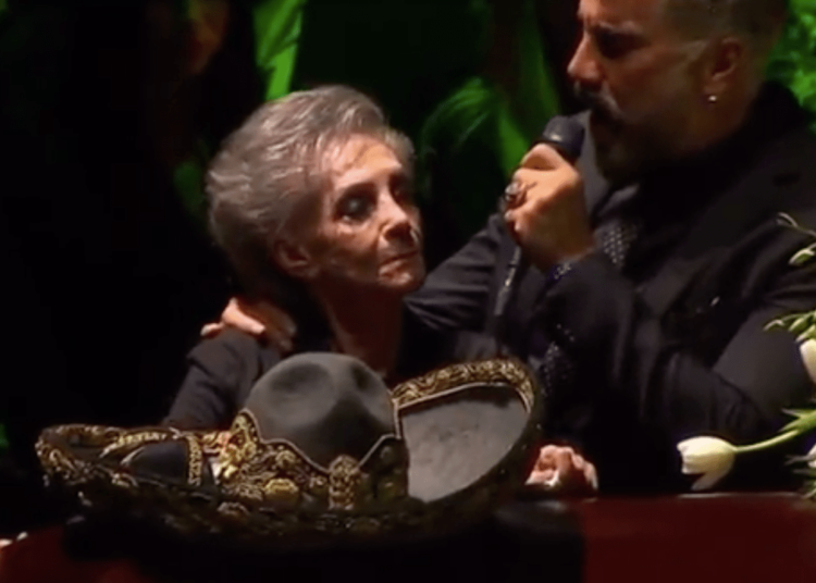 (VIDEO) Cuquita y «El Potrillo» despiden destrozados a Vicente Fernández