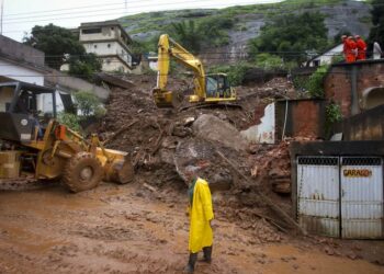 (VIDEOS) Al menos siete muertos y miles de personas sin hogar tras las inundaciones en Brasil