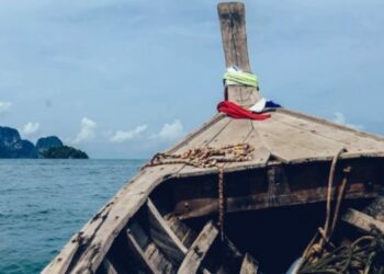 Hallaron varios cuerpos en descomposición posiblemente latinoamericanos en un barco a la deriva en aguas de Granada