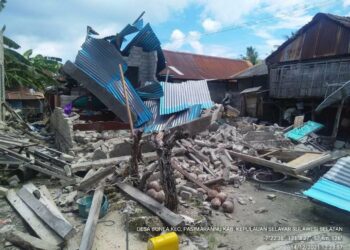 (VIDEOS) Terremoto 7,3 grados en Indonesia seguido por una alerta de tsunami provoca daños materiales y obliga a residentes a huir de sus casas
