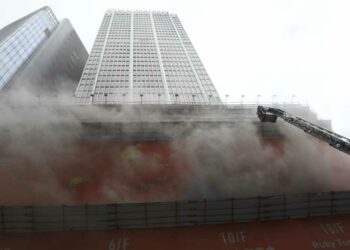 (VIDEOS) Evacuaron a 1.200 personas que quedaron atrapadas por un incendio en un rascacielos de Hong Kong
