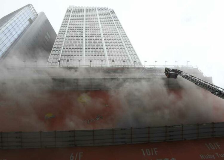 (VIDEOS) Evacuaron a 1.200 personas que quedaron atrapadas por un incendio en un rascacielos de Hong Kong