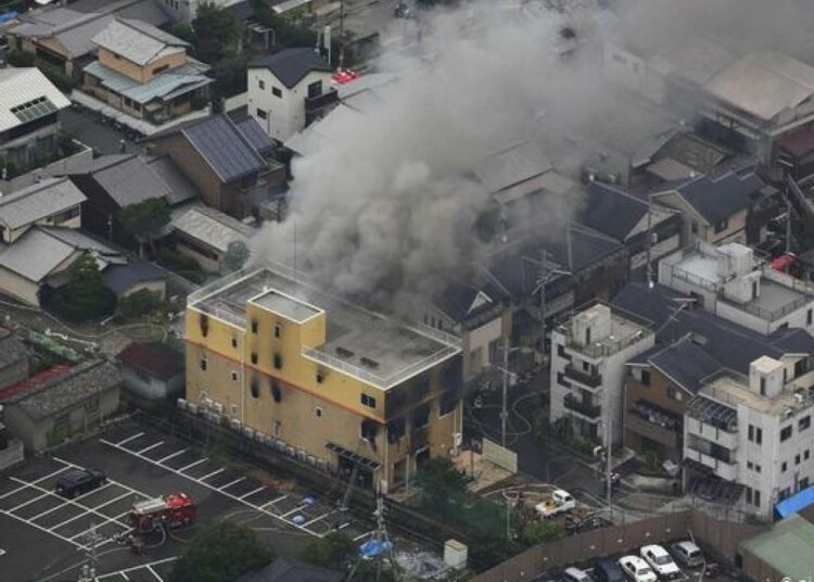 (VIDEOS) Al menos 27 personas habrían muerto en el incendio de un edificio en Japón