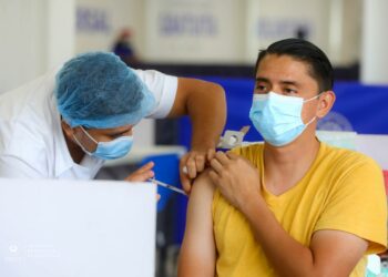 Jornadas de vacunación dominical anticovid-19 se mantienen activas en El Salvador