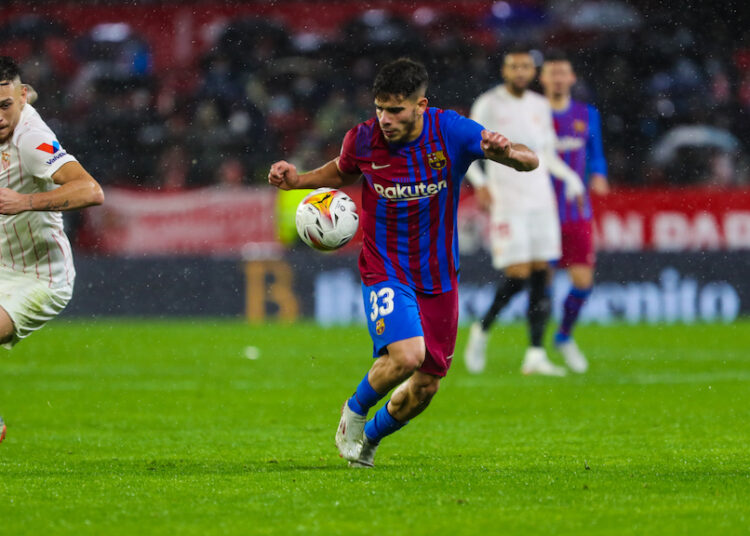 Con un gol del Papu Gómez, Sevilla empató con Barcelona y sigue como escolta del Real Madrid