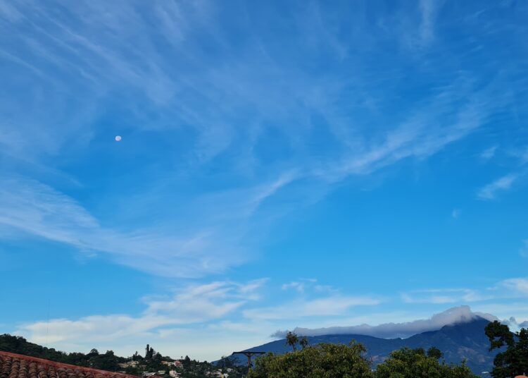 Cielo medio nublado, vientos moderado y ambiente cálido para este jueves