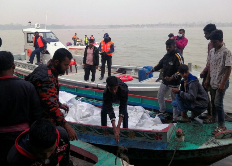 Incendio de un ferri en Bangladés deja al menos 36 muertos