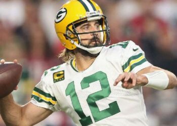 Aaron Rodgers superó a Brett Favre como el QB con más pases de touchdown en la historia de Green Bay
