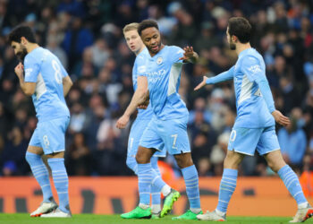Manchester City golea 6-3 a Leicester City y Raheem Sterling firma doblete