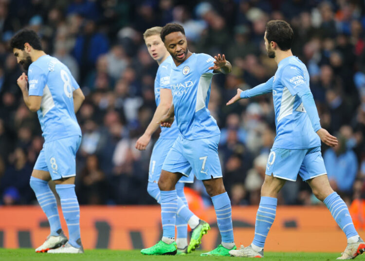 Manchester City golea 6-3 a Leicester City y Raheem Sterling firma doblete
