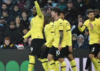Chelsea sufre para ganar 3-1 al Aston Villa, exhibición del líder City