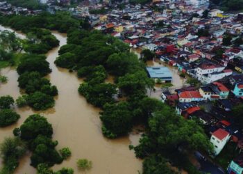 Se derrumbó una represa en el noreste de Brasil tras semanas de fuertes lluvias e inundaciones