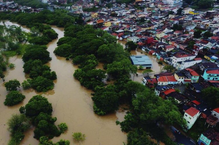 Se derrumbó una represa en el noreste de Brasil tras semanas de fuertes lluvias e inundaciones