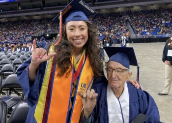 Un anciano se gradúa junto con su nieta de una universidad estadounidense pocos días antes de cumplir 88 años