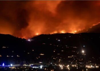 (VIDEOS) Incendios forestales generan masivas evacuaciones en Estados Unidos