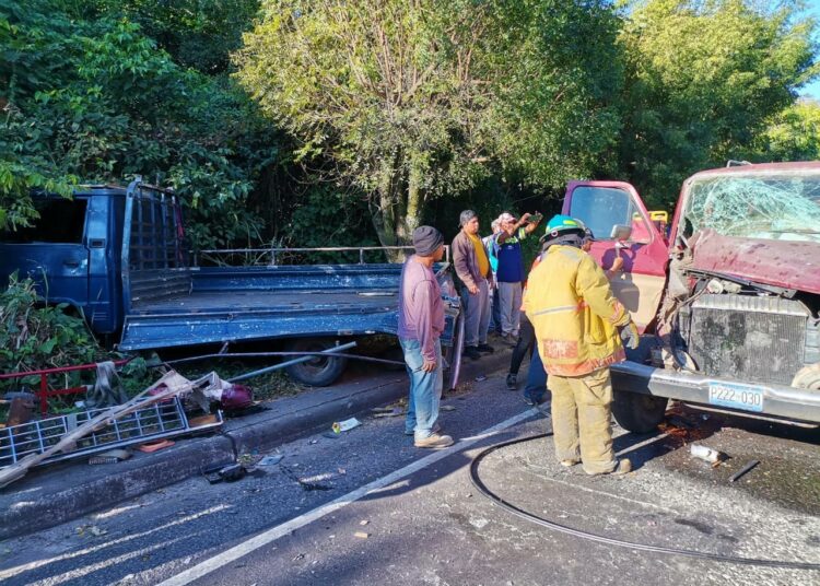 Bomberos rescatan a persona tras sufrir fuerte accidente en Ahuachapán