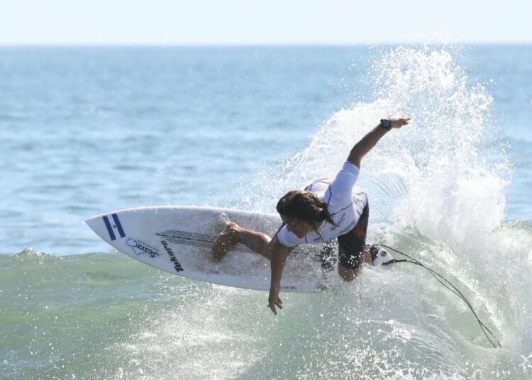 Salvadoreño Porfirio Miranda avanza a la siguiente ronda del toneo Surf City El Salvador ALAS Pro Tour 2021