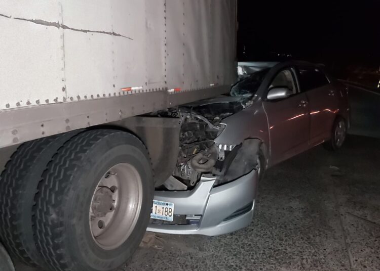 Sujeto en estado de ebriedad impacta contra una rastra