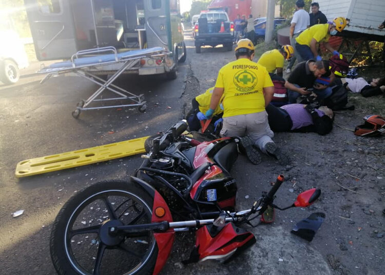 Accidente entre microbús y motocicleta deja 2 lesionados en Apopa