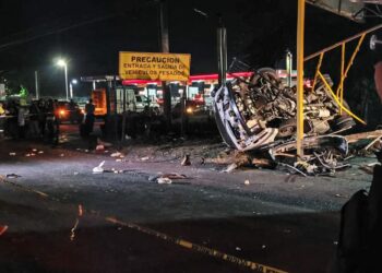 Tres muertos y varios lesionados tras fuerte accidente de tránsito, en la madrugada de este jueves