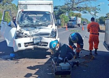 Rescatan a persona tras sufrir fuerte accidente en Sonsonate