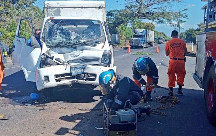 Rescatan a persona tras sufrir fuerte accidente en Sonsonate