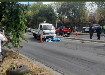 Dos personas fallecidas y otra lesionada tras accidente de tránsito en Carretera de Oro, Soyapango