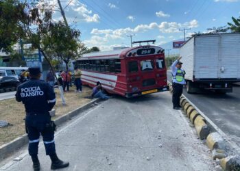 Conductor de la ruta 29-H pierde el control y provoca fuerte accidente sobre bulevar del Ejército