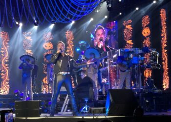 Alejandro Fernández lloró en su primer concierto tras la muerte de su padre Vicente: “Celebremos su vida”