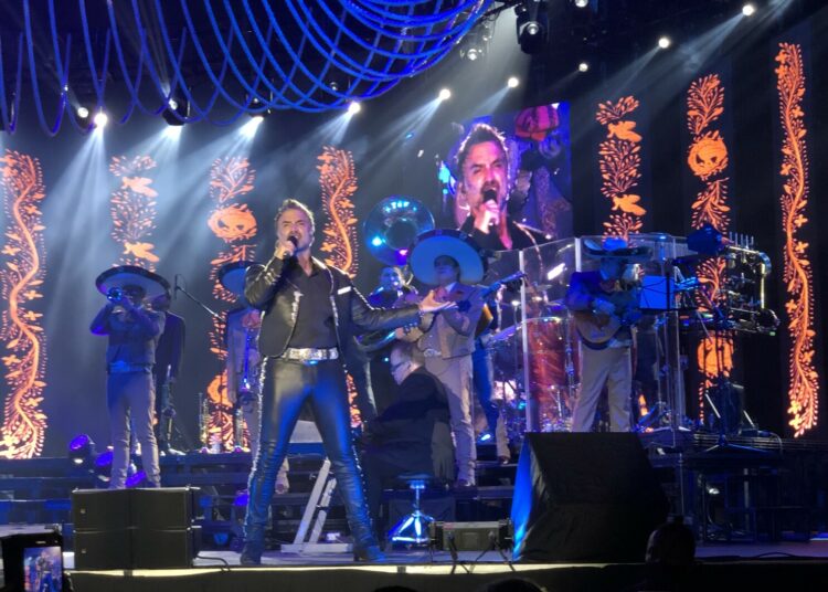 Alejandro Fernández lloró en su primer concierto tras la muerte de su padre Vicente: “Celebremos su vida”