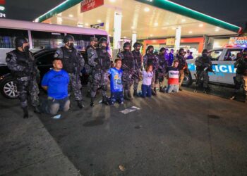 Gabinete de Seguridad presenta a sujetos captados en video cuando asaltaban un microbús en Apopa