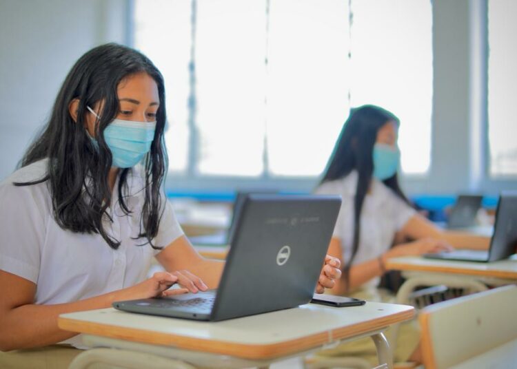 El 85.2 % de los estudiantes aprobó la prueba AVANZO 2021 con un nivel de logro entre intermedio y superior