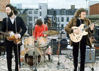 (VIDEO) The Beatles: Subastan el bajo que Paul McCartney utilizó en concierto en la azotea