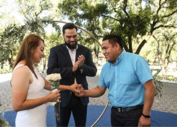 Alcalde de San Salvador preside ceremonia de bodas colectivas para unir en matrimonio a 50 parejas