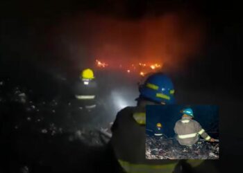 Bomberos sofocan incendio en un basurero de Ilopango