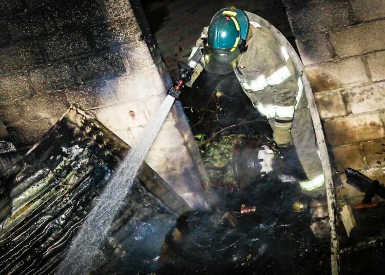 Bomberos sofocan incendio en terreno con maleza seca en San Salvador