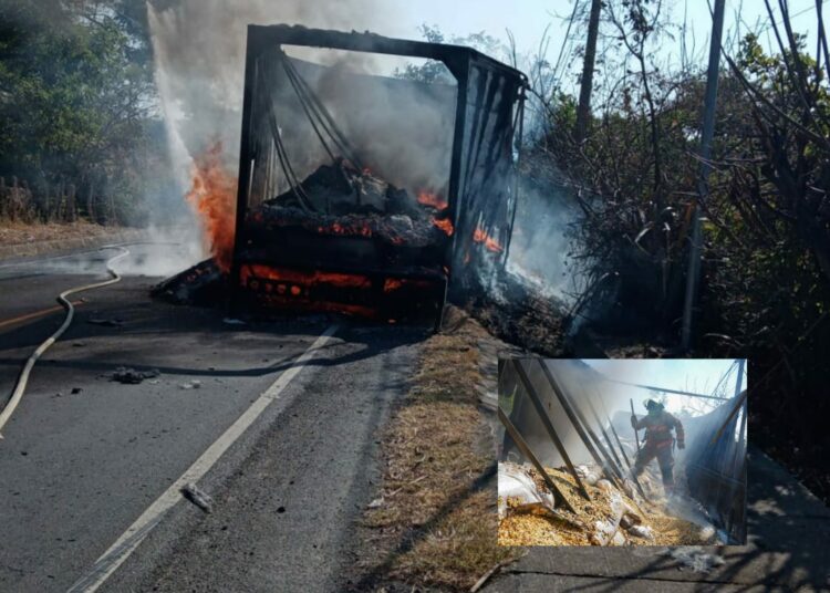 Bomberos sofocan incendio de tráiler que transportaba granos básicos en Chalatenango