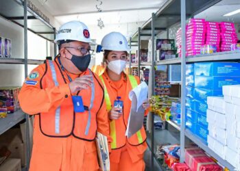 Bomberos inspeccionan cohetería para garantizar seguridad en la manipulación de productos pirotécnicos