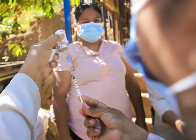 Gobierno continúa desarrollando plan de vacunación casa por casa