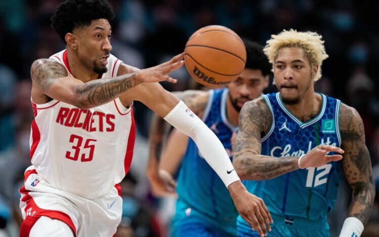 (VIDEO) Christian Wood, jugador de los Houston Rockets intentó un pase rápido y la pelota golpeó a una fanática directo en la cabeza