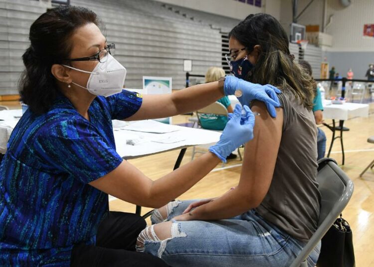 Las vacunas contra COVID-19 siguen evitando el 90% de la hospitalizaciones y muertes
