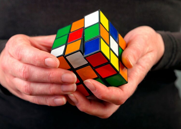 ¿Cómo resolver el cubo de Rubik, paso a paso y con pocos movimientos?