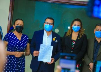 Presentan iniciativa para habilitar entrega vía correo postal de DUI en el exterior