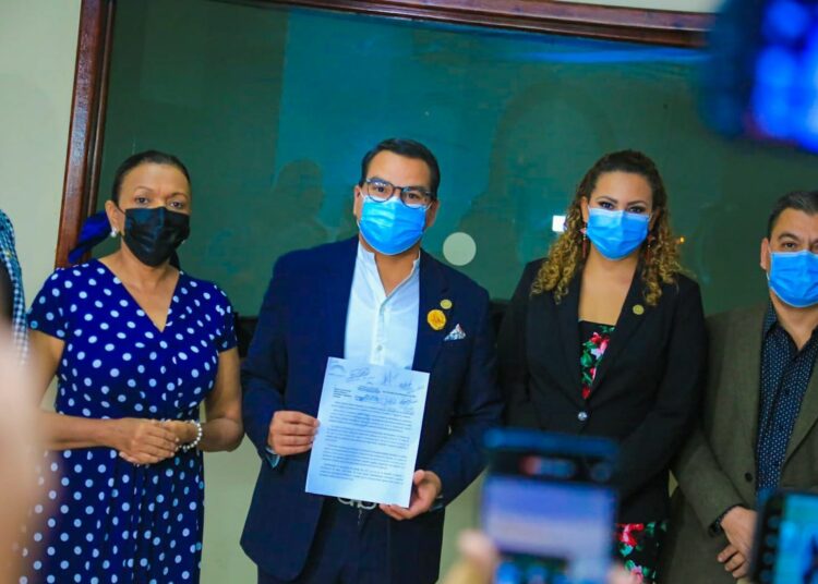 Presentan iniciativa para habilitar entrega vía correo postal de DUI en el exterior