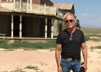 El asistente de dirección que entregó la pistola a Alec Baldwin el día del accidente tendrá que hablar con los investigadores