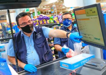Defensoría del Consumidor realiza operativo de inspección de precios en supermercados de San Salvador